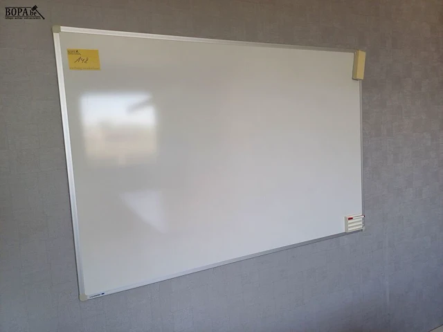 Lot 142 - whiteboard - afbeelding 1 van  2