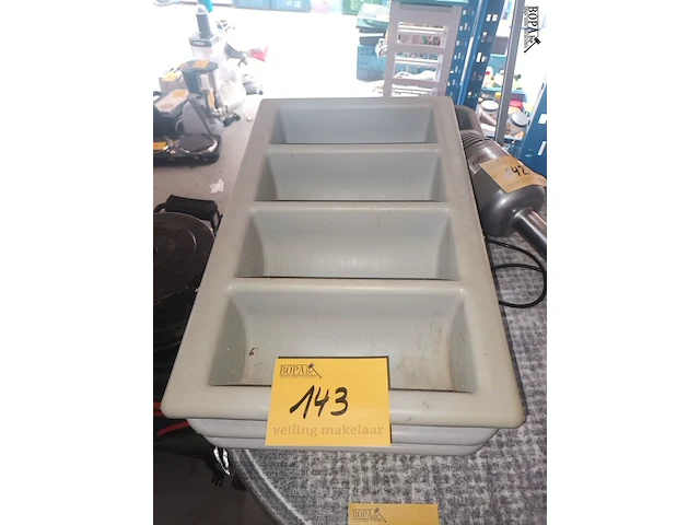 Lot 143 - bestekbakken. 3 stuks - afbeelding 1 van  4