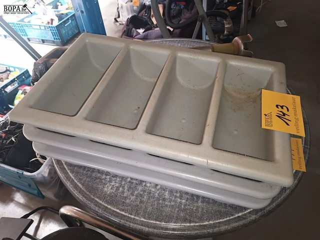 Lot 143 - bestekbakken. 3 stuks - afbeelding 4 van  4