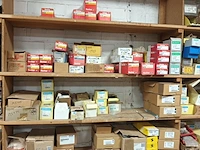 Lot 143 - bevestigingsmateriaal en deurbeslag