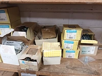 Lot 143 - bevestigingsmateriaal en deurbeslag - afbeelding 6 van  7