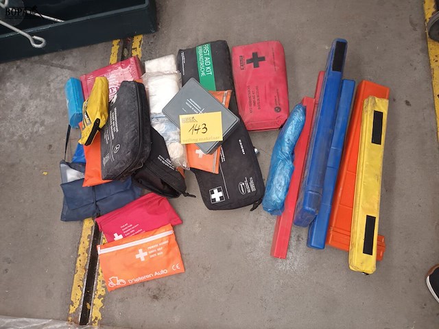 Lot 143 - gevarendriehoeken en ehbo kits - afbeelding 1 van  3