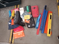 Lot 143 - gevarendriehoeken en ehbo kits - afbeelding 1 van  3