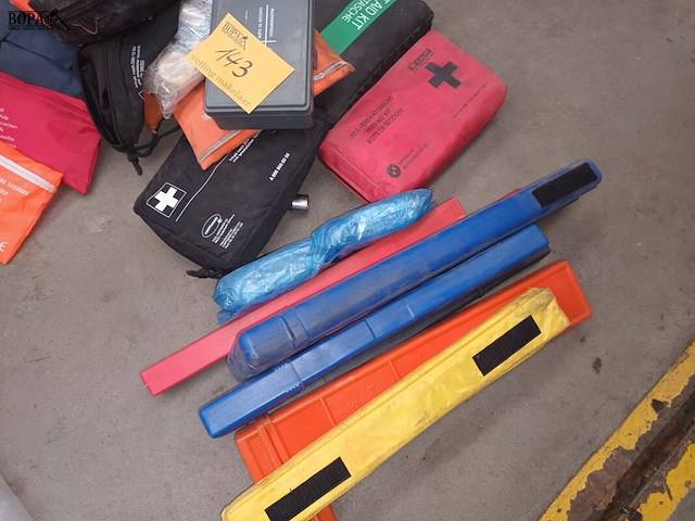 Lot 143 - gevarendriehoeken en ehbo kits - afbeelding 2 van  3