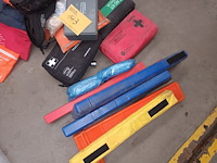 Lot 143 - gevarendriehoeken en ehbo kits - afbeelding 2 van  3