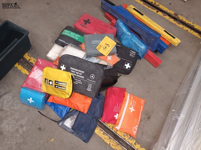 Lot 143 - gevarendriehoeken en ehbo kits - afbeelding 3 van  3