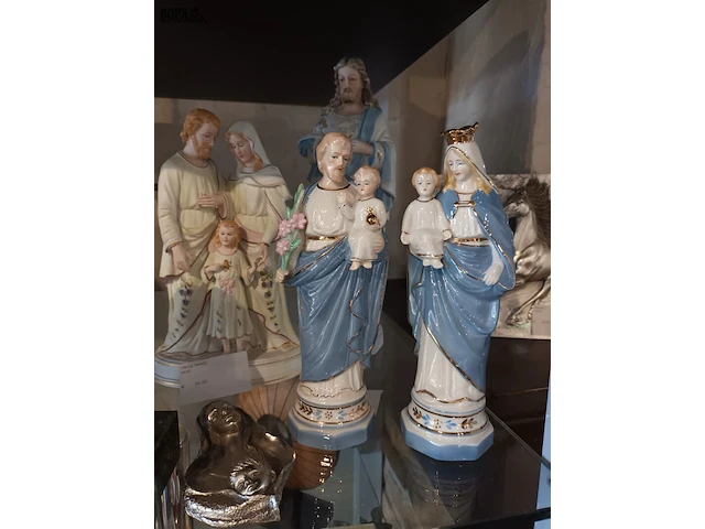 Lot 143 - heiligenbeelden en lamp. 8 stuks - afbeelding 2 van  5