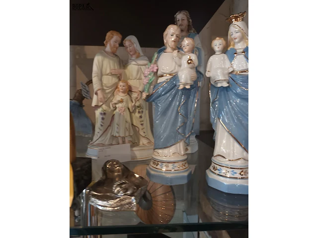 Lot 143 - heiligenbeelden en lamp. 8 stuks - afbeelding 3 van  5