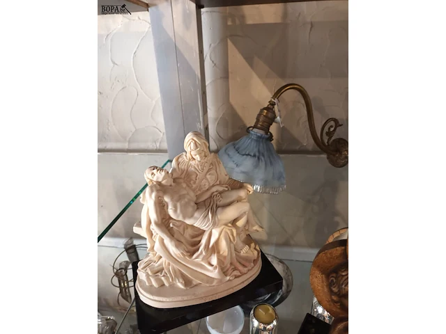 Lot 143 - heiligenbeelden en lamp. 8 stuks - afbeelding 5 van  5