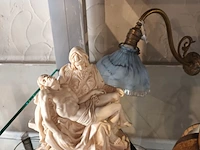 Lot 143 - heiligenbeelden en lamp. 8 stuks - afbeelding 5 van  5