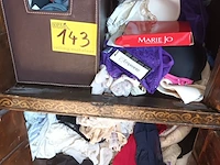 Lot 143 - lot lingerie en kousen - afbeelding 1 van  5