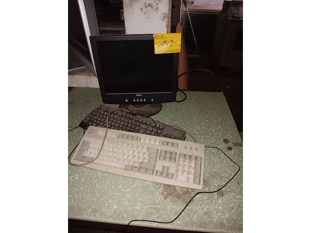 Lot 143 - scherm en toetsenborden - afbeelding 1 van  1