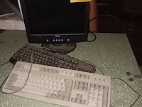 Lot 143 - scherm en toetsenborden - afbeelding 1 van  1