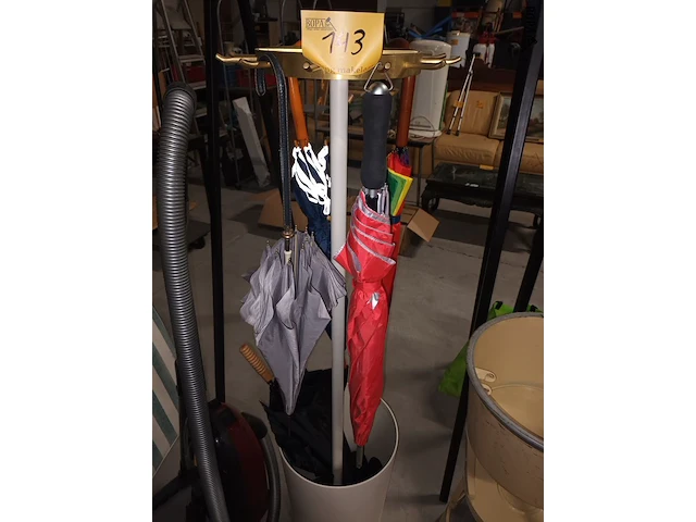 Lot 143 - staande kapstok en paraplu’s - afbeelding 1 van  4