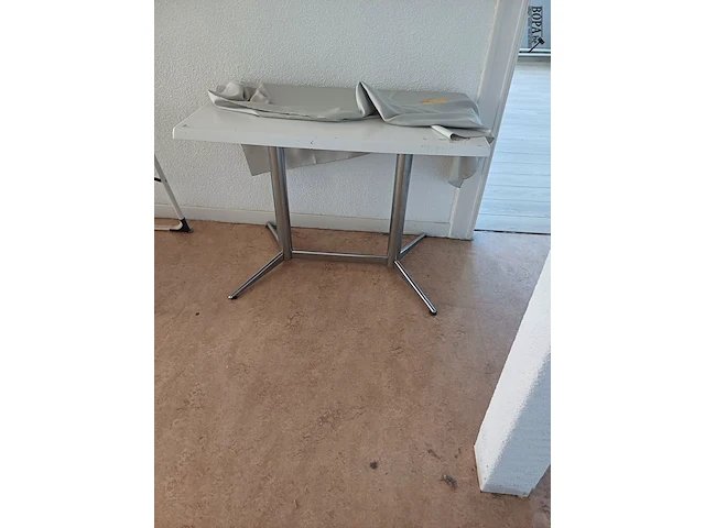 Lot 143 - tafel - afbeelding 1 van  3