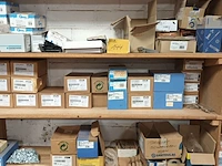 Lot 144 - bevestigingsmateriaal en deurbeslag