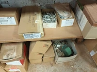 Lot 144 - bevestigingsmateriaal en deurbeslag - afbeelding 6 van  7