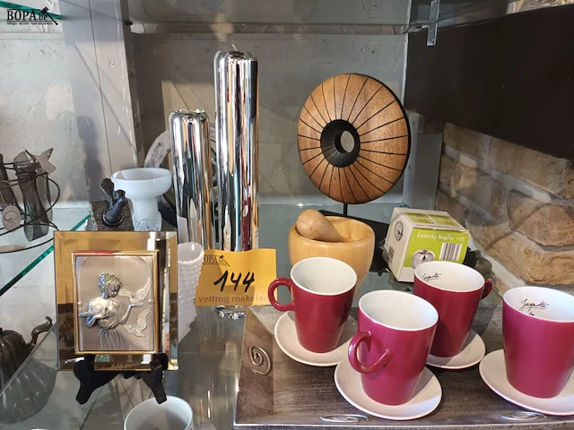 Lot 144 - koffietassen en decoratie. 12 stuks - afbeelding 1 van  5