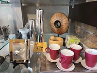 Lot 144 - koffietassen en decoratie. 12 stuks - afbeelding 1 van  5