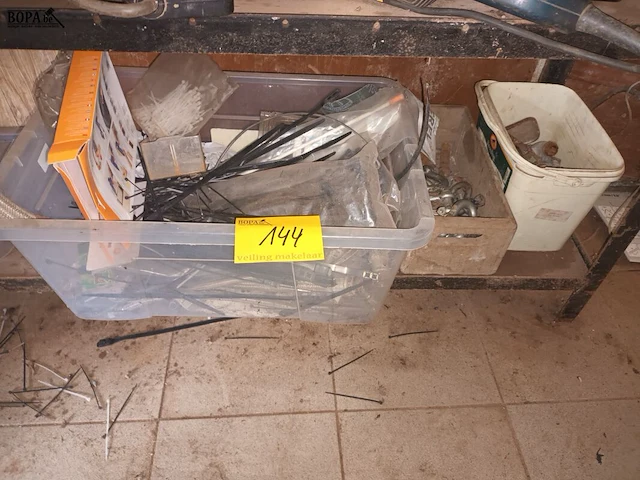 Lot 144 - lot divers werkmateriaal - afbeelding 1 van  4