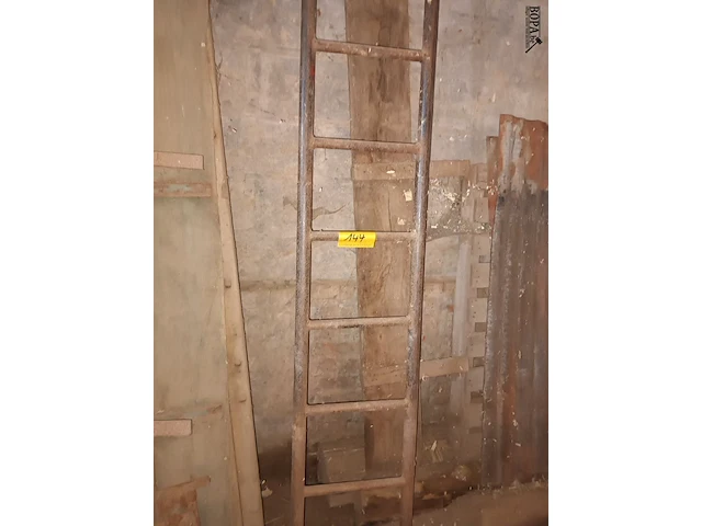 Lot 144 - metalen ladder. 2 stuks - afbeelding 1 van  3