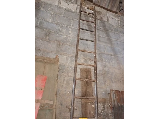 Lot 144 - metalen ladder. 2 stuks - afbeelding 2 van  3