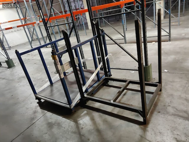 Lot 144 - metalen stapelrekken - 2 stuks - afbeelding 1 van  3
