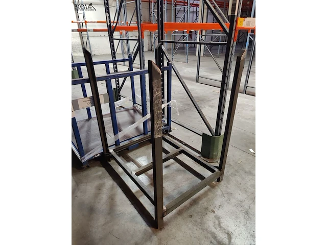 Lot 144 - metalen stapelrekken - 2 stuks - afbeelding 2 van  3
