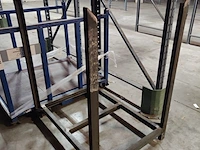 Lot 144 - metalen stapelrekken - 2 stuks - afbeelding 2 van  3