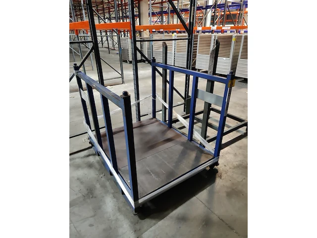 Lot 144 - metalen stapelrekken - 2 stuks - afbeelding 3 van  3