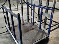 Lot 144 - metalen stapelrekken - 2 stuks - afbeelding 3 van  3
