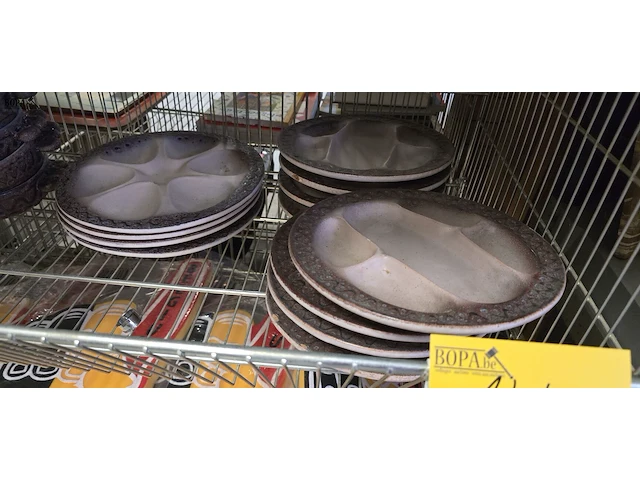 Lot 144 - reeks oesterschalen escargotschalen, hapjesschalen getekend - afbeelding 1 van  2