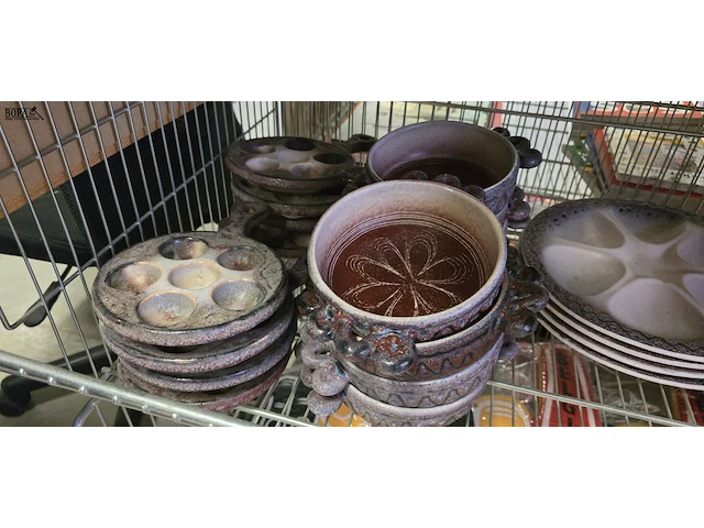 Lot 144 - reeks oesterschalen escargotschalen, hapjesschalen getekend - afbeelding 2 van  2