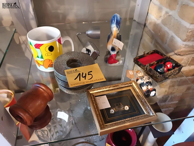 Lot 145 - decoratie. 8 stuks - afbeelding 1 van  5