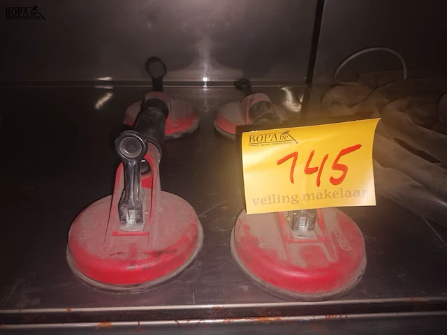 Lot 145 - glasdragers. 2 stuks - afbeelding 1 van  3