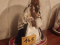 Lot 145 - globe met maria en kind - afbeelding 1 van  3