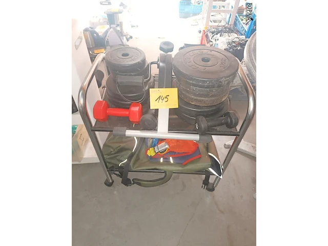 Lot 145 - kar met fitnessmateriaal - afbeelding 1 van  5