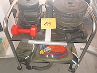Lot 145 - kar met fitnessmateriaal - afbeelding 1 van  5