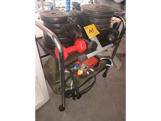 Lot 145 - kar met fitnessmateriaal - afbeelding 2 van  5