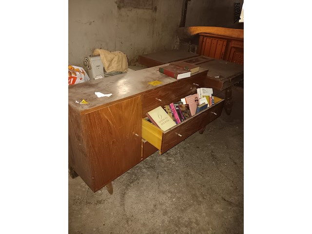 Lot 145 - retro kast met boeken - afbeelding 1 van  1