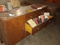 Lot 145 - retro kast met boeken - afbeelding 1 van  1