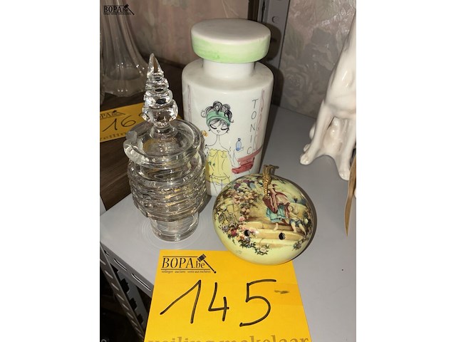 Lot 145 - set beelden hondjes - afbeelding 1 van  2