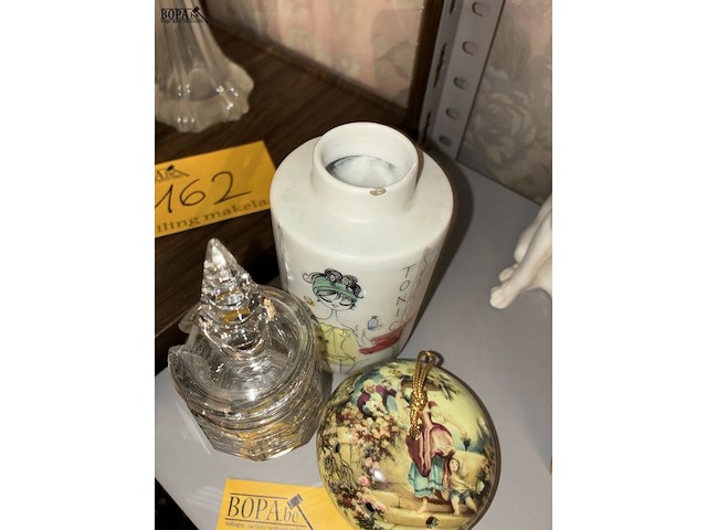 Lot 145 - set beelden hondjes - afbeelding 2 van  2