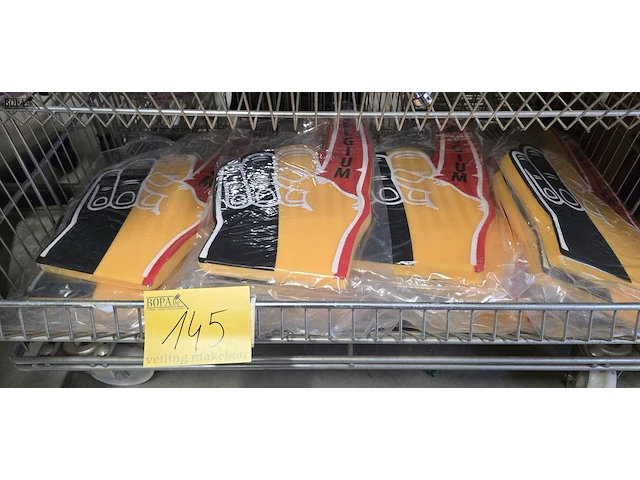 Lot 145 - sponzen belgie voetbal handen met tekst vlaamse brabanconne - afbeelding 1 van  3