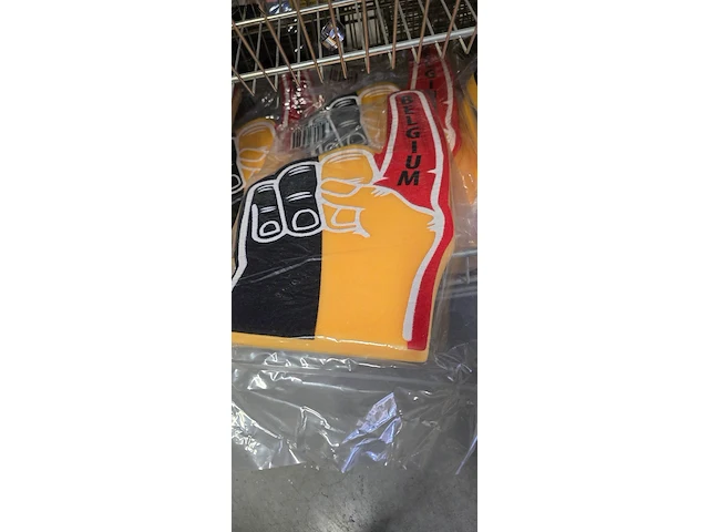 Lot 145 - sponzen belgie voetbal handen met tekst vlaamse brabanconne - afbeelding 2 van  3