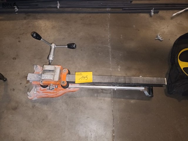 Lot 145 - statief voor diamantboor spit - afbeelding 1 van  3