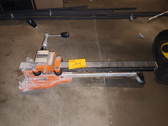 Lot 145 - statief voor diamantboor spit - afbeelding 2 van  3