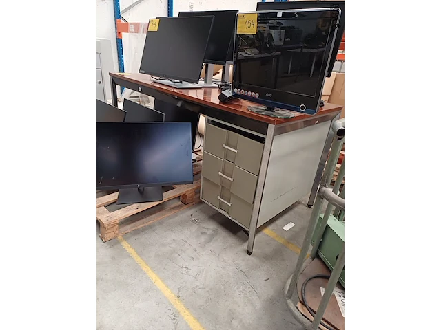 Lot 146 - bureau met 3 lades - afbeelding 1 van  3