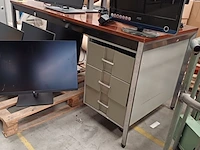 Lot 146 - bureau met 3 lades - afbeelding 1 van  3