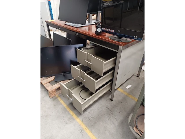 Lot 146 - bureau met 3 lades - afbeelding 2 van  3